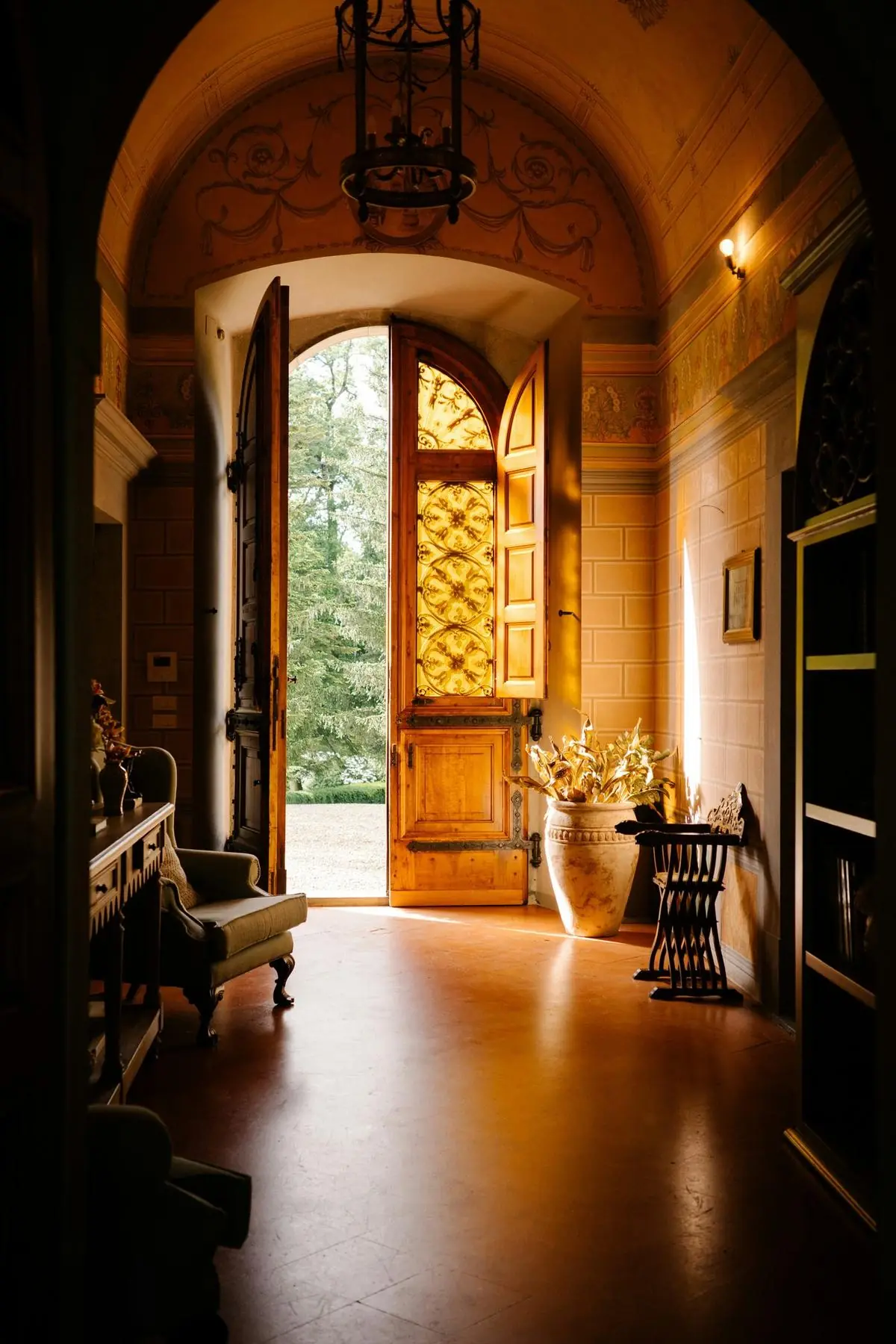 Kircheninterieur in der Toskana