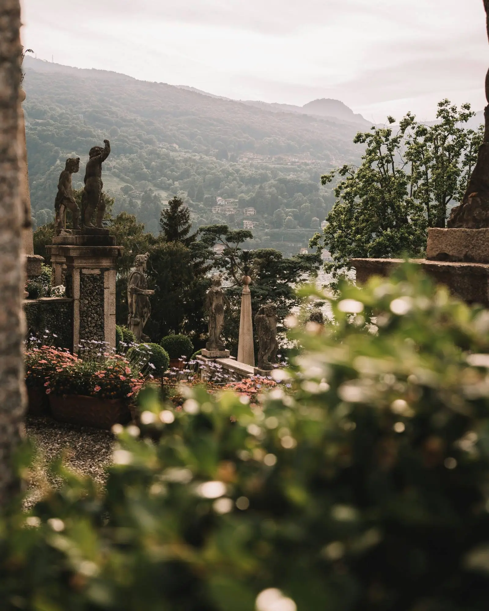 Der Garten der Villa mit Statuen und Blick über die Hügel