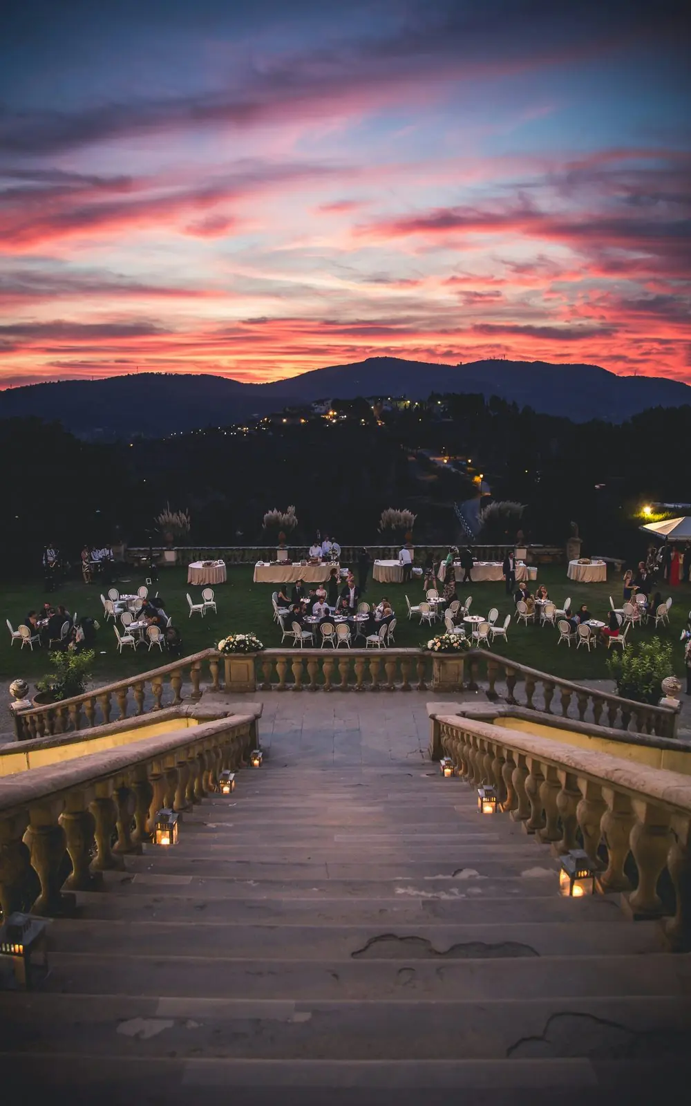 Die Terrasse der Villa bei Sonnenuntergang, festlich gedeckt